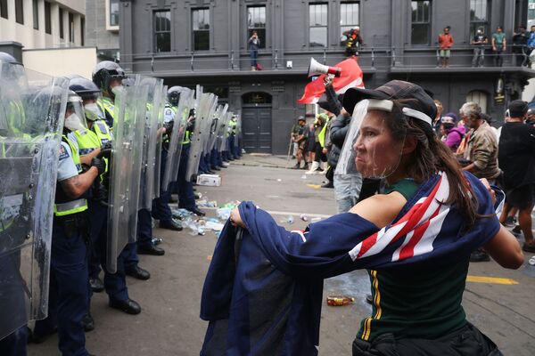 Cảnh sát và người biểu tình chống các hạn chế COVID-19 đụng độ bên ngoài tòa Quốc hội ở Wellington, New Zealand - Sputnik Việt Nam