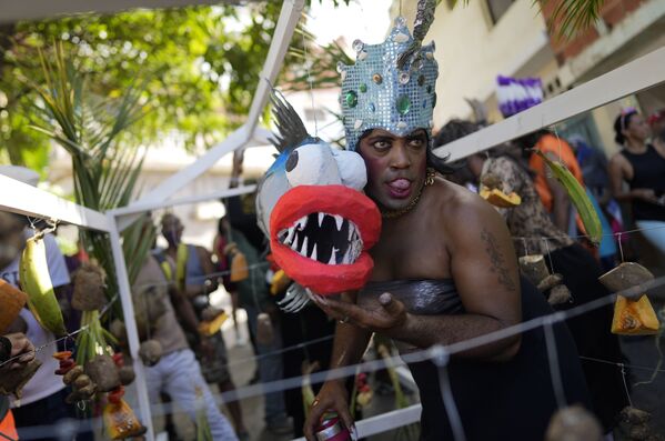 Người tham gia lễ hội hóa trang ở Venezuela với con búp bê bằng giấy bồi trong “Lễ tang Sardine” - Sputnik Việt Nam