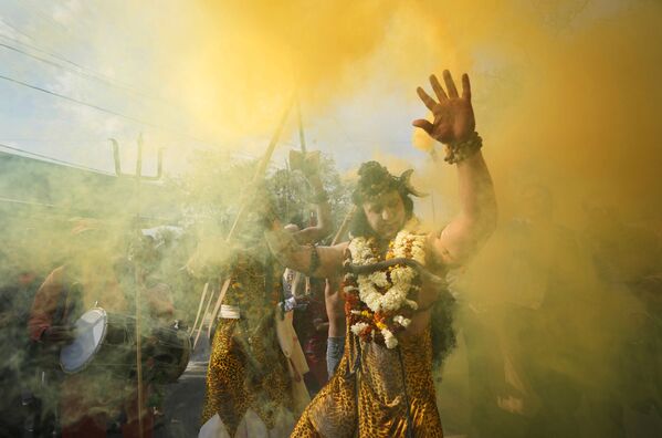 Tín đồ hóa trang thành thần Shiva của đạo Hindu tham gia đám rước trong đêm lễ hội Shivratri ở Jammu, Ấn Độ - Sputnik Việt Nam