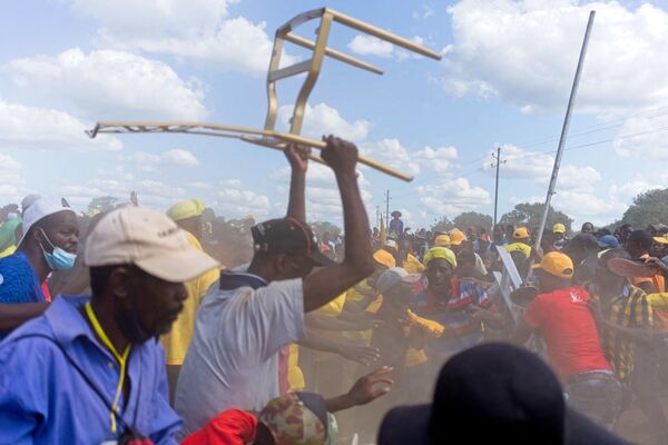 Trận ẩu đả giữa những người ủng hộ đảng ZANU-PF cầm quyền và những người ủng hộ Liên minh công dân đối lập ở Zimbabwe - Sputnik Việt Nam