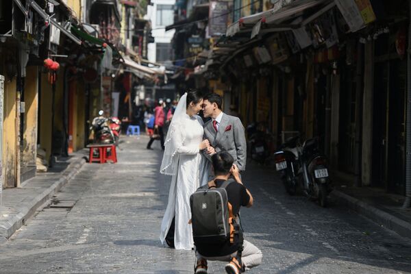 Đôi vợ chồng mới cưới chụp ảnh ở Hà Nội, Việt Nam - Sputnik Việt Nam