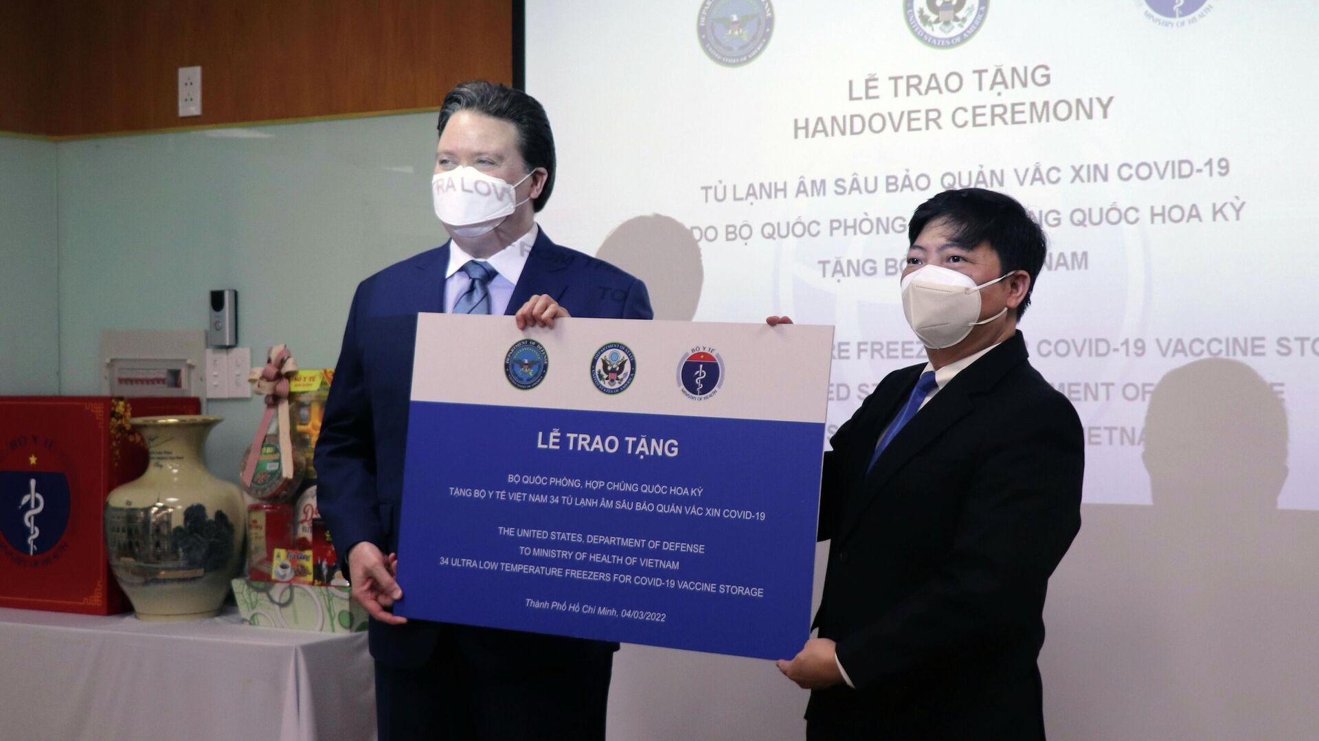Bộ Y tế Việt Nam tiếp nhận tủ đông âm sâu bảo quản vaccine từ Bộ Quốc phòng Hoa Kỳ - Sputnik Việt Nam, 1920, 04.03.2022