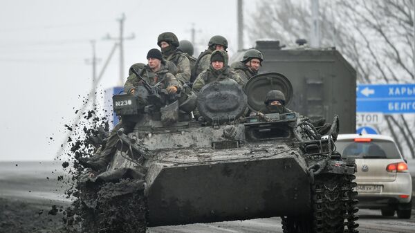 Quân nhân Nga trong đoàn xe thiết bị quân sự trên đường cao tốc gần biên giới với Ukraina ở vùng Belgorod - Sputnik Việt Nam