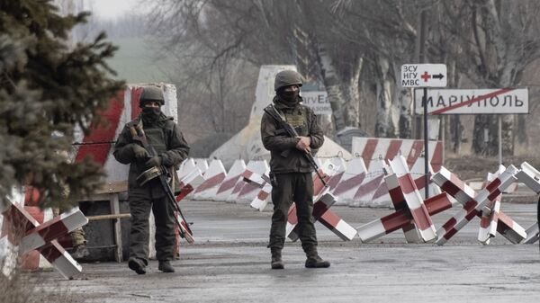 Binh lính Ukraina tại trạm kiểm soát ở Mariupol - Sputnik Việt Nam