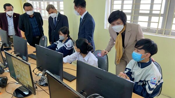 Các học sinh sử dụng máy tính mới - Sputnik Việt Nam