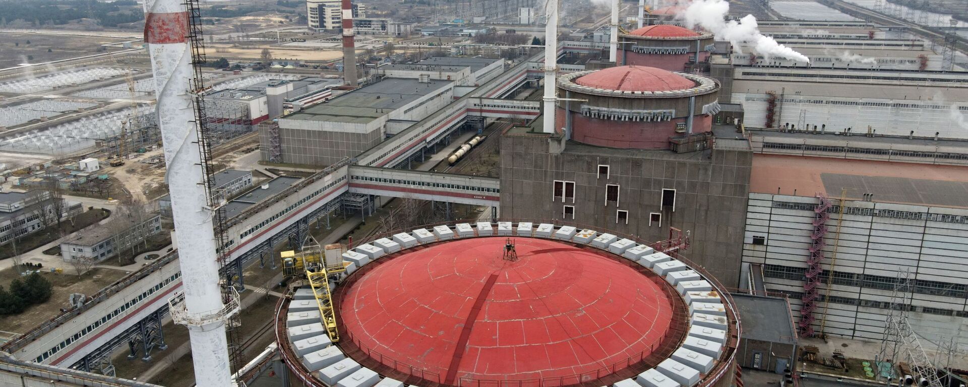 Nhà máy điện hạt nhân Zaporozhye, nằm trong vùng thảo nguyên bên bờ hồ chứa Kakhovka ở thành phố Energodar - Sputnik Việt Nam, 1920, 10.08.2022