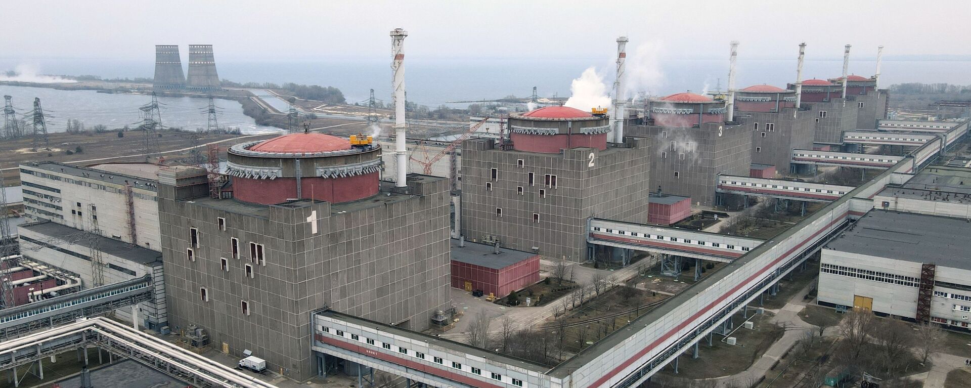 Nhà máy điện hạt nhân Zaporozhye, nằm trong vùng thảo nguyên bên bờ hồ chứa Kakhovka ở thành phố Energodar - Sputnik Việt Nam, 1920, 11.08.2022
