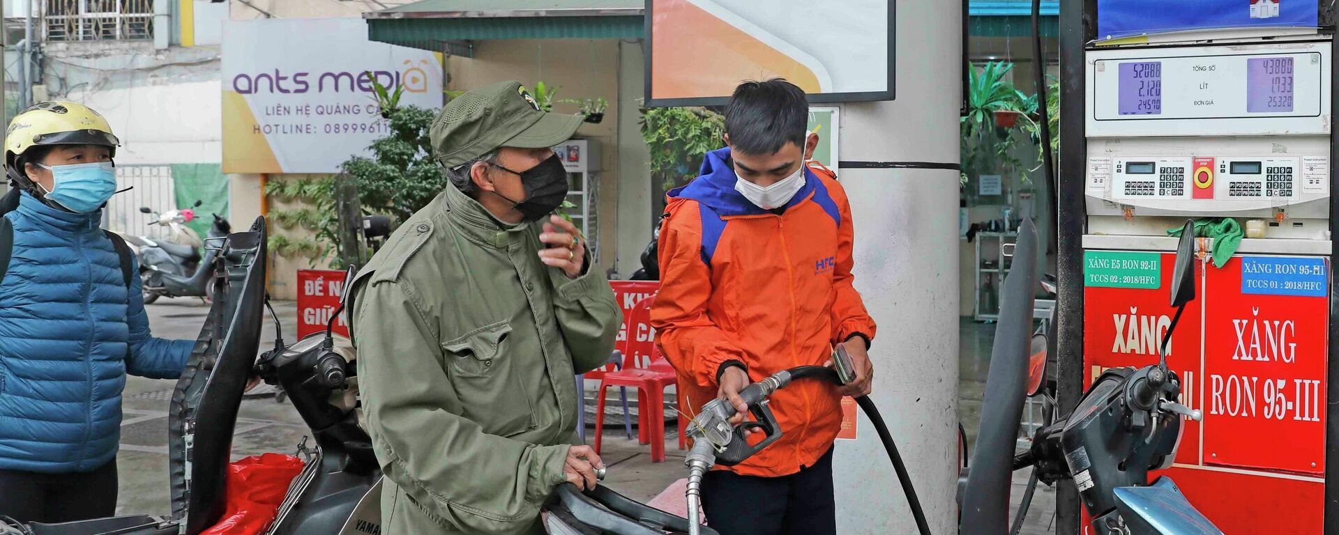 Mua bán xăng, dầu tại một cửa hàng trên phố Trần Khát Chân, Hà Nội (ảnh tư liệu) - Sputnik Việt Nam, 1920, 13.03.2022