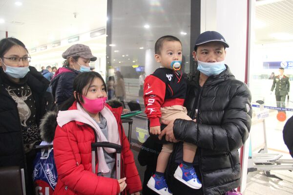 Gia đình anh Huỳnh An trong chuyến bay cứu trợ bay từ Ba Lan - Sputnik Việt Nam