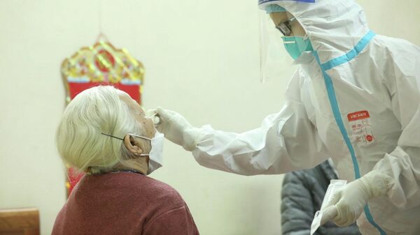 Nhân viên y tế lấy mẫu xét nghiệm COVID-19 cho người dân phường Cửa Đông (quận Hoàn Kiếm, Hà Nội) - Sputnik Việt Nam