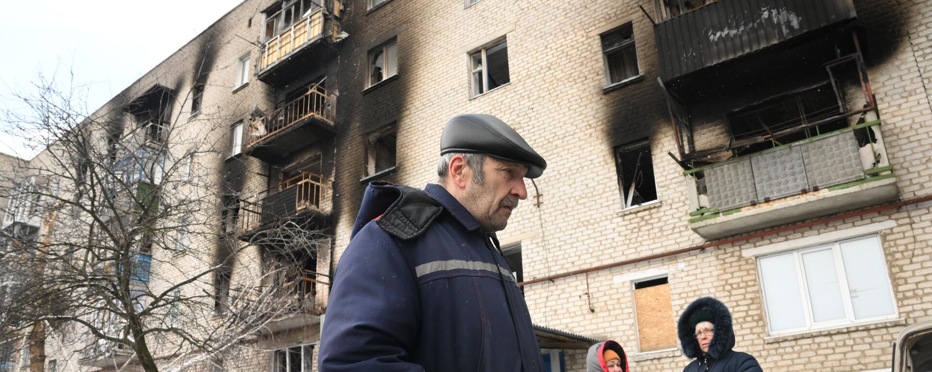 Cư dân địa phương gần một tòa nhà dân cư bị hư hại do pháo kích ở làng Donskoye, Cộng hòa Nhân dân Donetsk. - Sputnik Việt Nam, 1920, 10.03.2022