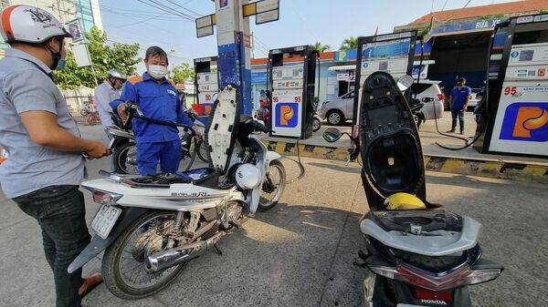 Long An: Chưa xuất hiện tình trạng đổ xô đi mua xăng dầu tích trữ - Sputnik Việt Nam