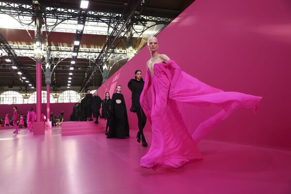 Những người mẫu trình diễn bộ sưu tập Valentino Ready To Wear tại Tuần lễ thời trang Paris - Sputnik Việt Nam