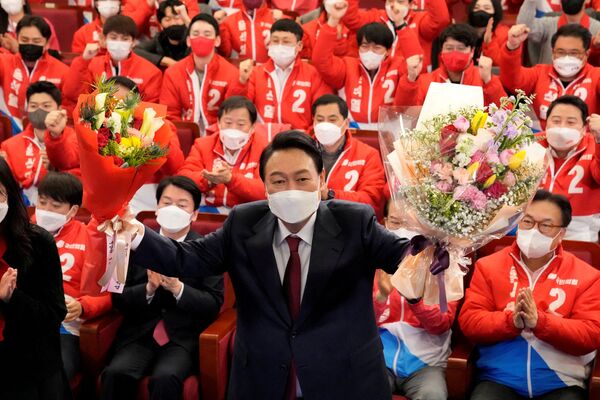 Tân Tổng thống Hàn Quốc Yoon Seok-yeol cầm hoa ở Seoul - Sputnik Việt Nam