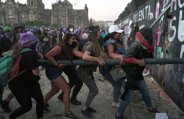 Những người phụ nữ cố gắng phá hàng rào Cung điện Quốc gia, Mexico - Sputnik Việt Nam