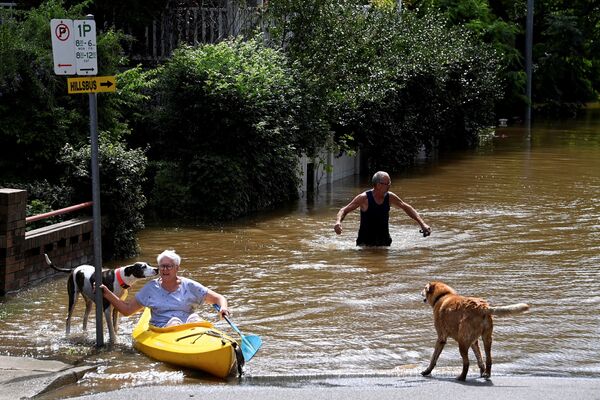 Người dân vượt qua các khu ngập lụt ở thành phố Windsor của Úc - Sputnik Việt Nam