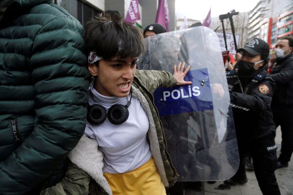 Người phụ nữ đụng độ với cảnh sát trong cuộc biểu tình trước Ngày Quốc tế Phụ nữ ở Ankara, Thổ Nhĩ Kỳ - Sputnik Việt Nam