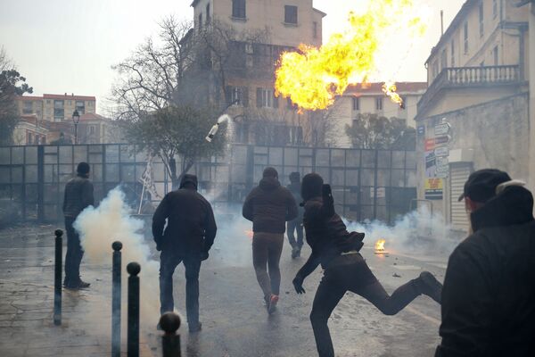 Người đàn ông ném chai cháy trong cuộc biểu tình ở Corte, Pháp - Sputnik Việt Nam