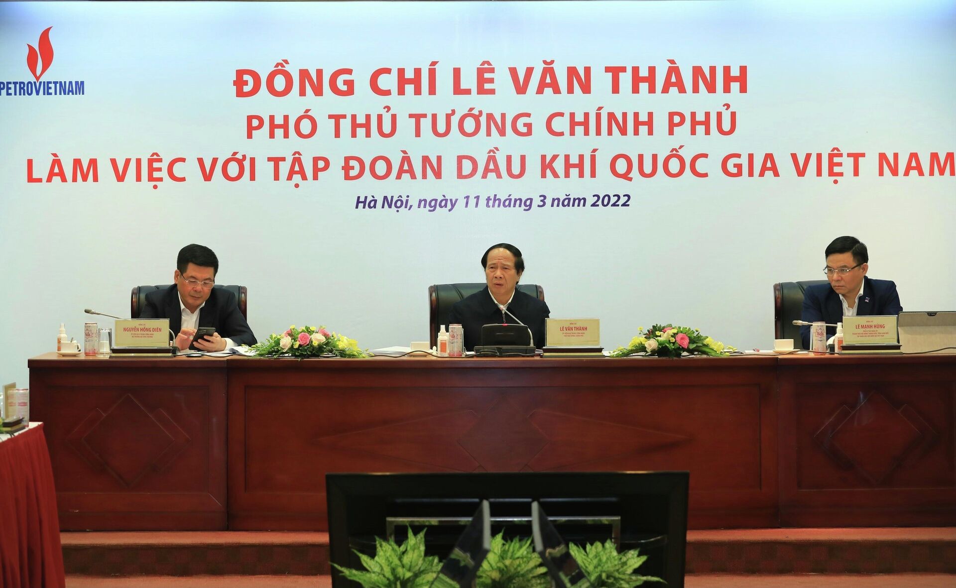 Phó Thủ tướng Lê Văn Thành (giữa) phát biểu tại buổi làm việc - Sputnik Việt Nam, 1920, 11.03.2022