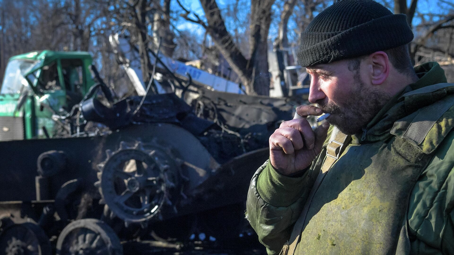 Một quân nhân của Dân quân Nhân dân DNR hút thuốc khi đứng gần một thiết bị quân sự bị phá hủy ở thành phố Volnovakha thuộc quyền kiểm soát của Cộng hòa Nhân dân Donetsk, DNR. - Sputnik Việt Nam, 1920, 13.03.2022