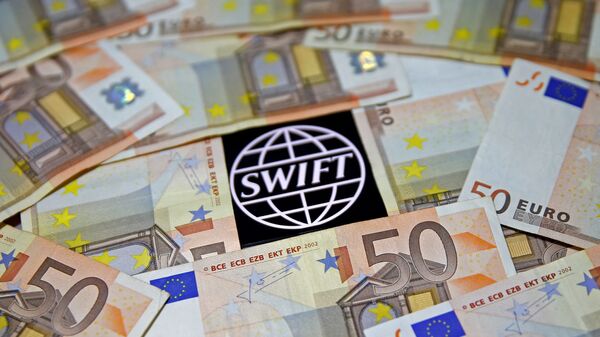 Logo hệ thống SWIFT được bao quanh bằng tiền giấy euro - Sputnik Việt Nam