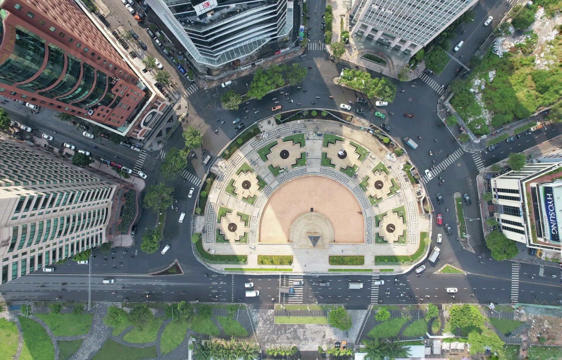 Toàn cảnh công trường Mê Linh nhìn từ trên cao, là nơi kết nối 6 ngã đường chính tại trung tâm Thành phố Hồ Chí Minh - Sputnik Việt Nam, 1920, 17.03.2022