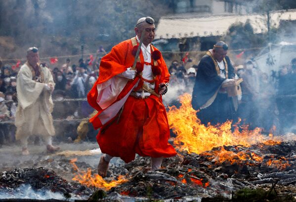 Các tín đồ Nhật Bản đi chân trần cùng với các nhà sư Phật giáo trên than tại một lễ hội - Sputnik Việt Nam