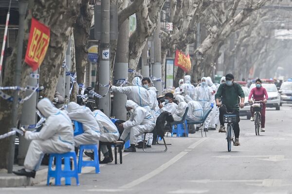 Công nhân mặc đồ bảo hộ trong cuộc bãi khóa ở Thượng Hải - Sputnik Việt Nam
