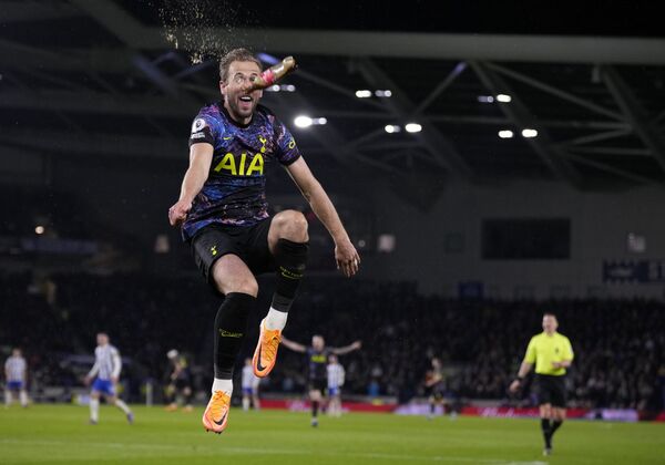 Harry Kane của đội Tottenham ăn mừng chiến thắng sau khighi bàn thắng thứ hai trong trận đấu giải Ngoại hạng Anh giữa Brighton và Tottenham Hotspur ở Brighton, Anh - Sputnik Việt Nam