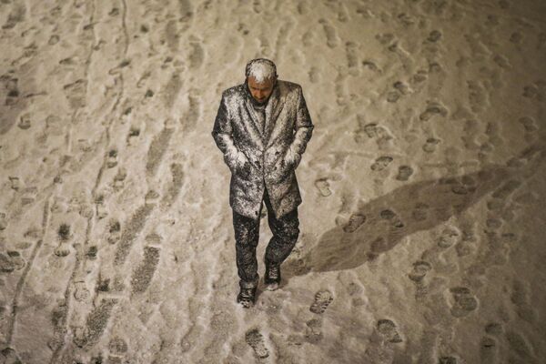 Người đàn ông bên ngoài trời trong trận tuyết rơi bất thường ở Istanbul, Thổ Nhĩ Kỳ - Sputnik Việt Nam