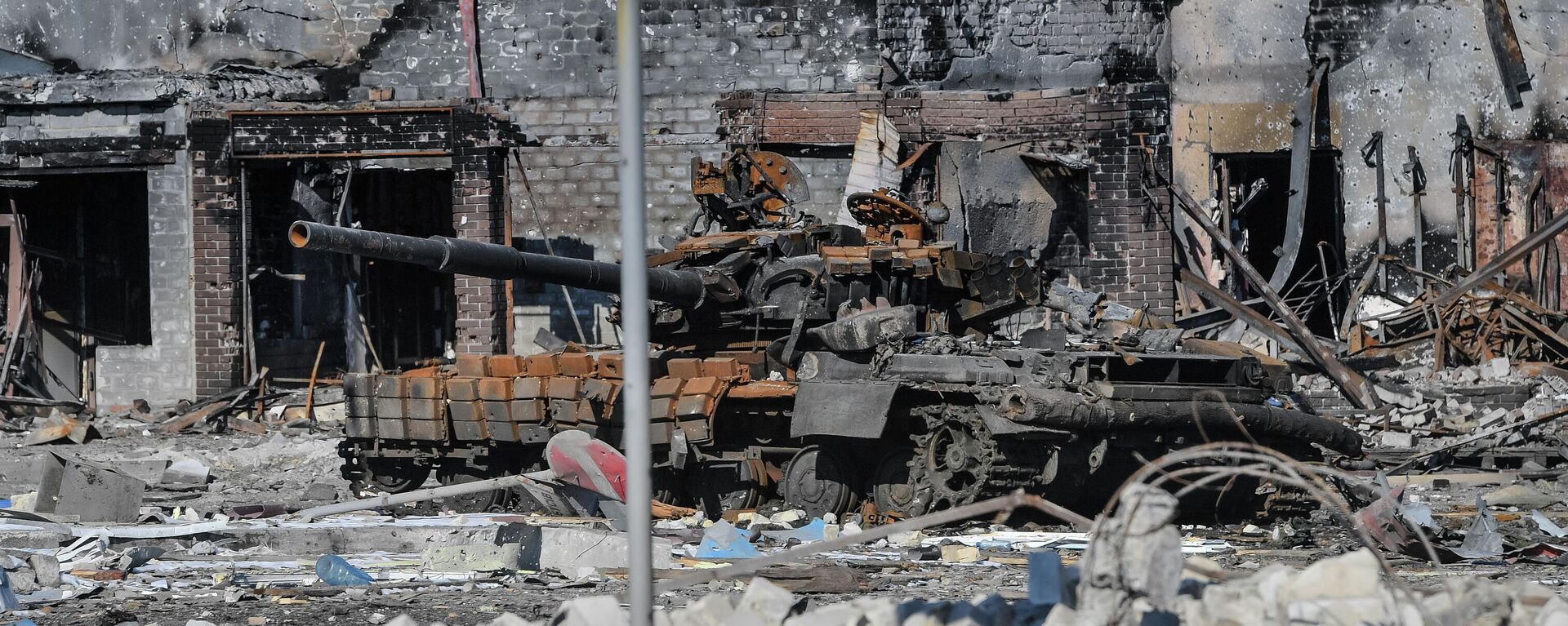 Một chiếc xe tăng Ukraina bị phá hủy trên đường phố ở thành phố Volnovakha, thuộc quyền kiểm soát của DNR - Sputnik Việt Nam, 1920, 20.03.2022