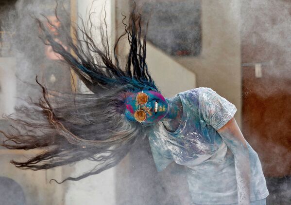 Người phụ nữ phủ bột màu trong lễ hội Holi ở Ahmedabad - Sputnik Việt Nam