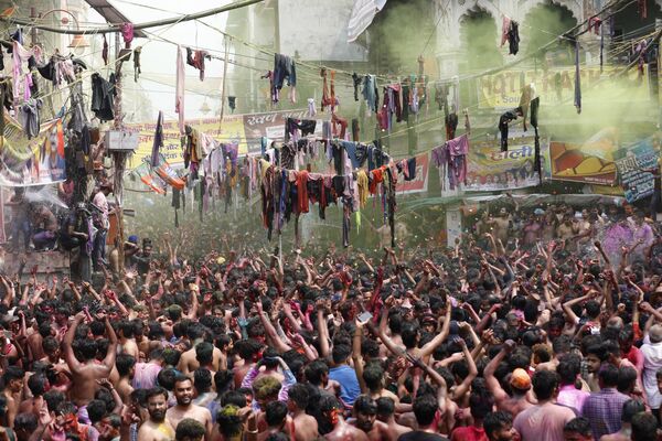 Mọi người mừng Holi, lễ hội sắc màu của người Hindu, tại Prayagraj, miền bắc Ấn Độ - Sputnik Việt Nam
