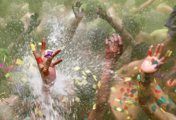 Mọi người ăn mừng Holi, lễ hội sắc màu của người Hindu, tại Prayagraj, miền bắc Ấn Độ - Sputnik Việt Nam