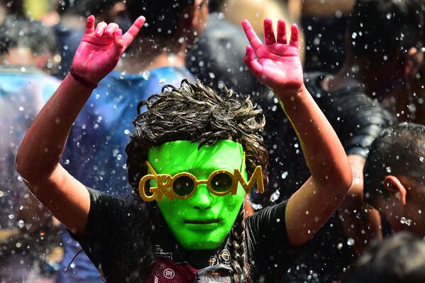 Người đàn ông đeo mặt nạ xanh tại Holi, lễ hội sắc màu của người Hindu, ở Allahabad - Sputnik Việt Nam