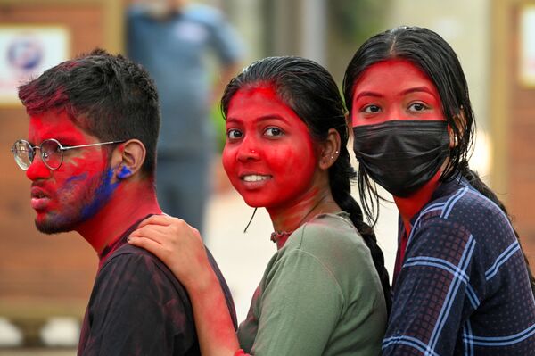 Người dân tham gia lễ hội mùa xuân Holi của người Hindu đi xe mô tô ở Mumbai - Sputnik Việt Nam