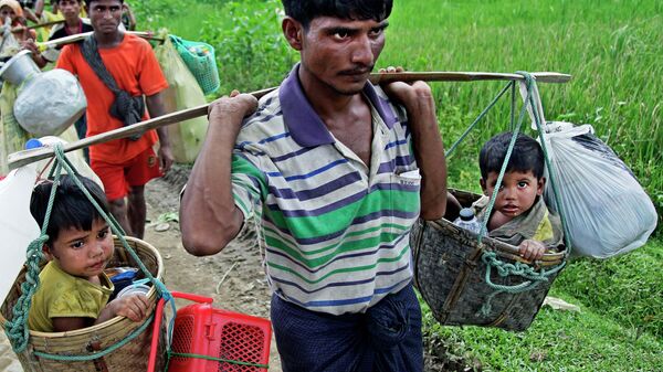 Người tị nạn Rohingya đến trại Balukhali ở biên giới Myanmar-Bangladesh. - Sputnik Việt Nam