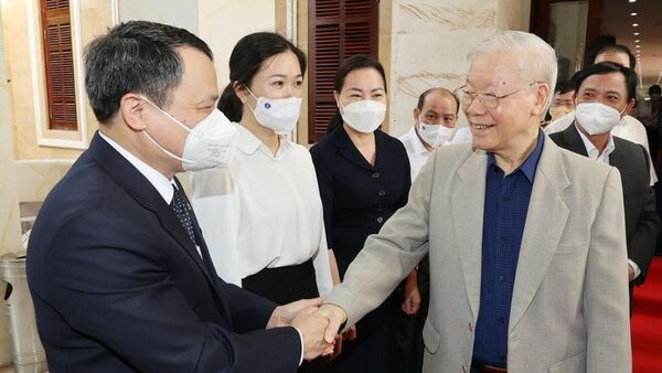 Tổng Bí thư Nguyễn Phú Trọng với Ban Thường vụ và lãnh đạo chủ chốt tỉnh Hòa Bình - Sputnik Việt Nam