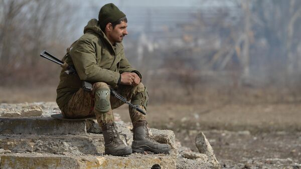 Một binh sĩ thuộc Lực lượng Dân quân Nhân dân của DPR ở làng Stepnoe, thuộc quyền kiểm soát của Cộng hòa Nhân dân Donetsk. - Sputnik Việt Nam