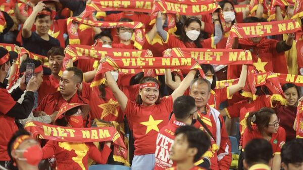 Khán giả cổ vũ cho đội nhà Việt Nam - Sputnik Việt Nam