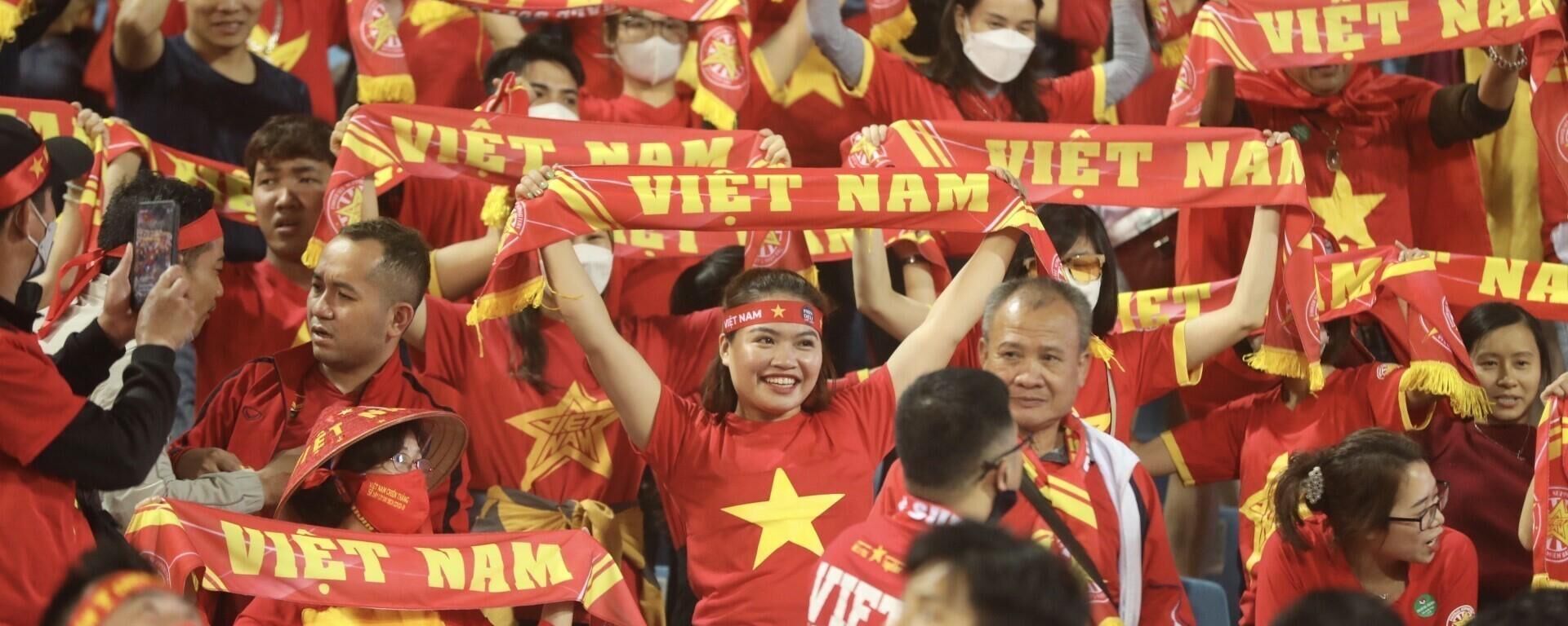 Khán giả cổ vũ cho đội nhà Việt Nam - Sputnik Việt Nam, 1920, 31.03.2022