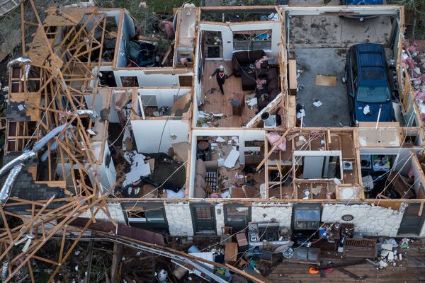 Người phụ nữ trong ngôi nhà tan hoang sau cơn lốc xoáy ở Texas - Sputnik Việt Nam