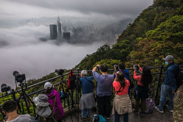 Mọi người chụp cảnh sương mù ở Hong Kong - Sputnik Việt Nam