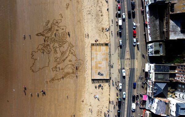 Từ trên không nhìn xuống bức vẽ cát khổng lồ trên bãi biển South Bay ở Scarborough, Vương quốc Anh - Sputnik Việt Nam