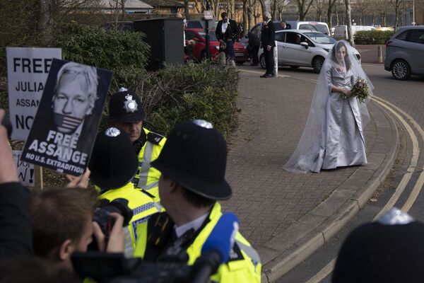 Stella Moris tạo dáng trước báo giới ở London trước lễ cưới với Julian Assange - Sputnik Việt Nam