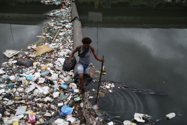 Người phụ nữ giữa đống rác trôi dạt trên sông Arroio Fundo ở Rio de Janeiro, Brazil - Sputnik Việt Nam