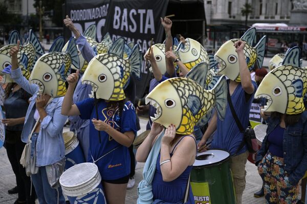 Các thành viên tổ chức sinh thái «Nổi dậy chống tuyệt chủng» (Extinction Rebellion) biểu tình trong Ngày Nước Thế giới ở Buenos Aires Argentina - Sputnik Việt Nam