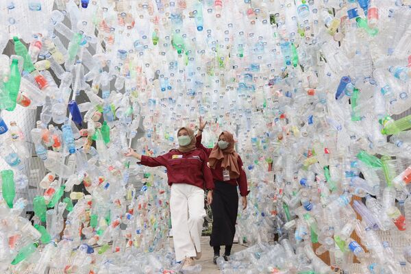 Các cô gái trong tác phẩm sắp đặt làm từ chai nhựa trong Ngày Nước Thế giới ở Malang, Đông Java - Sputnik Việt Nam