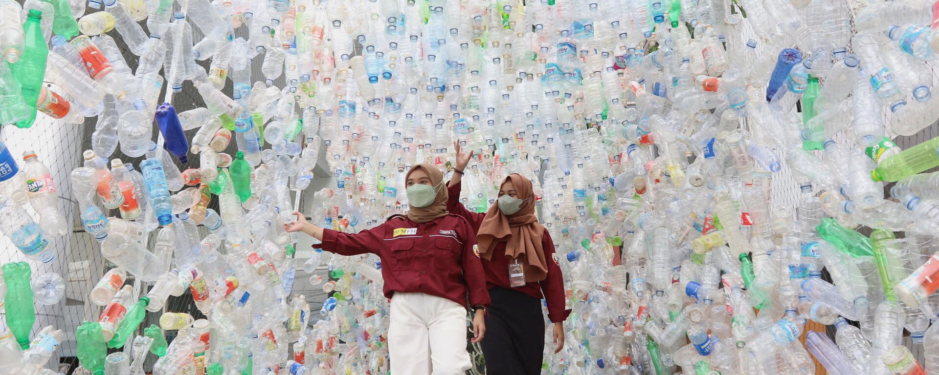Các cô gái trong tác phẩm sắp đặt làm từ chai nhựa trong Ngày Nước Thế giới ở Malang, Đông Java - Sputnik Việt Nam, 1920, 26.03.2022