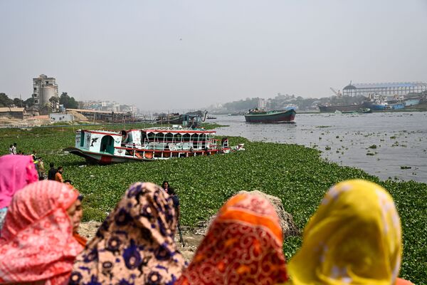 Mọi người theo dõi chiếc phà được cứu sau tai nạn trên sông Shitalakshya ở Narayanganj, Bangladesh - Sputnik Việt Nam